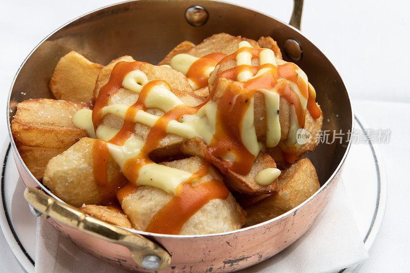 烤炸Patatas Bravas(酥脆的土豆加两种酱汁)西班牙的典型小吃